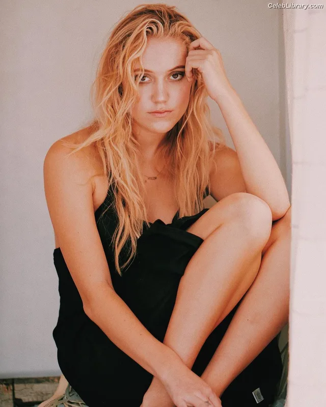 Maika Monroe photo 8 of 642