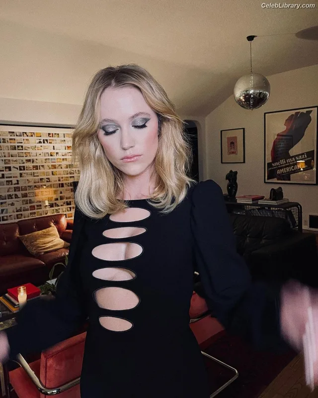 Maika Monroe photo 16 of 642