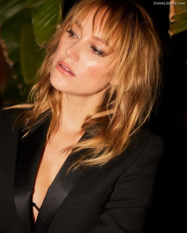 Maika Monroe photo 4 of 642