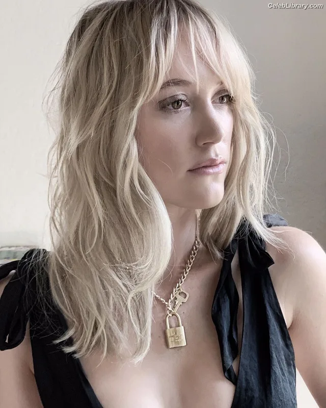 Maika Monroe photo 7 of 642