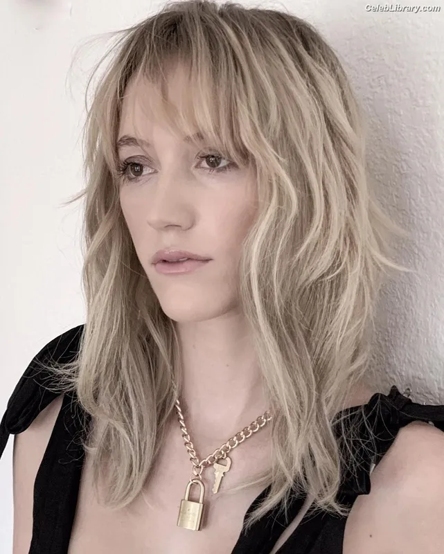 Maika Monroe photo 8 of 642