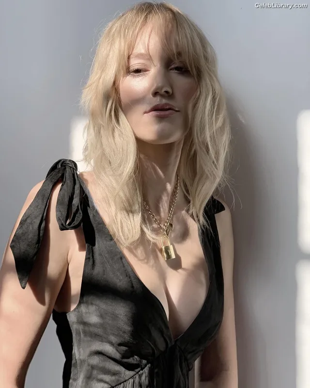 Maika Monroe photo 9 of 642