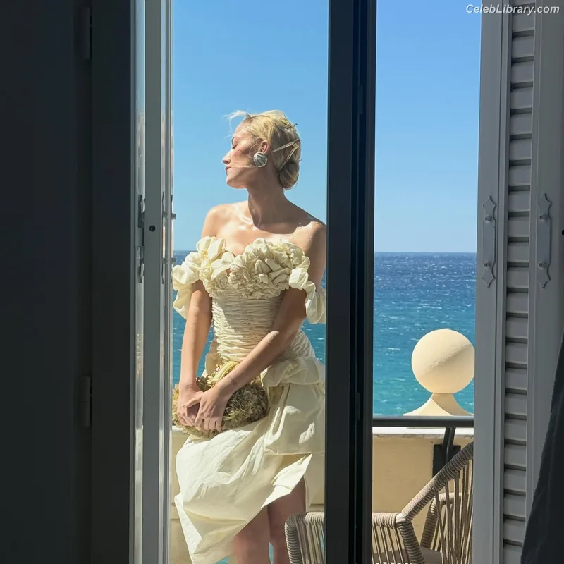 Maika Monroe photo 14 of 642