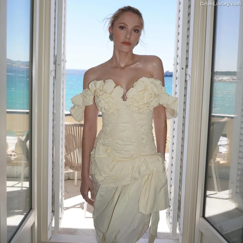 Maika Monroe photo 15 of 642