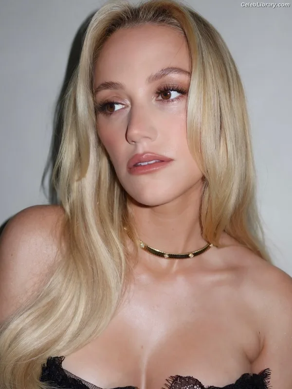 Maika Monroe photo 18 of 642