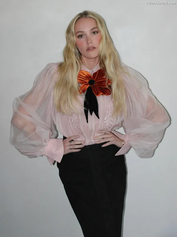 Maika Monroe photo 20 of 642