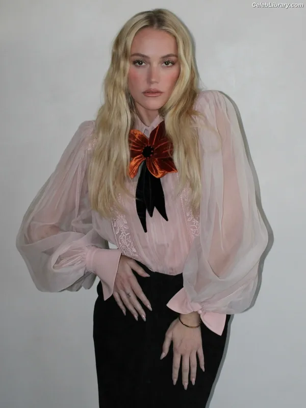 Maika Monroe photo 22 of 642