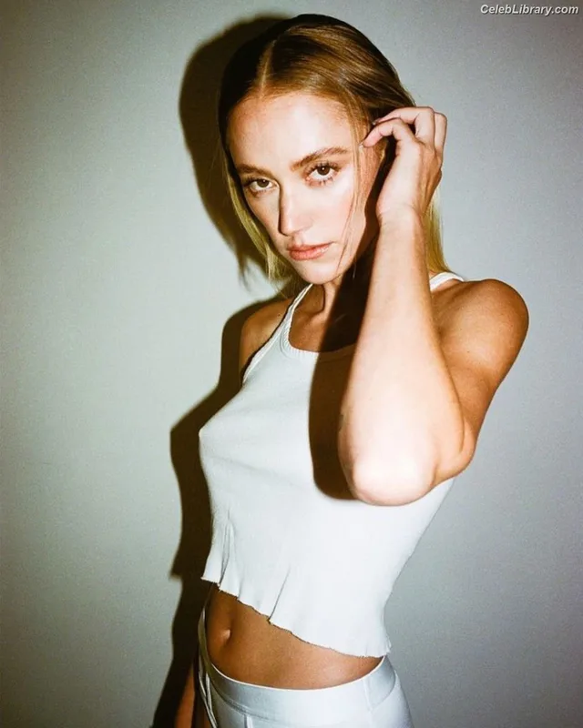 Maika Monroe photo 2 of 642