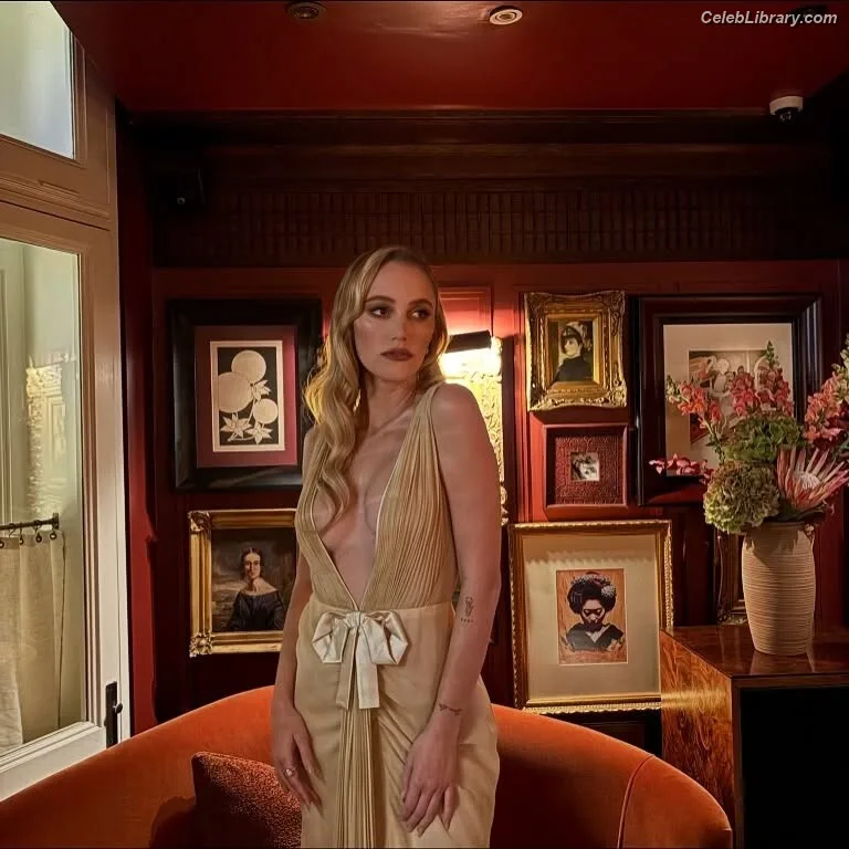 Maika Monroe photo 6 of 642