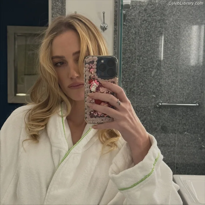 Maika Monroe photo 8 of 642