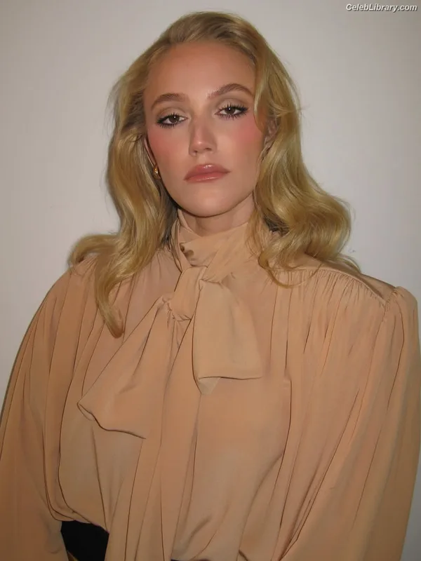 Maika Monroe photo 14 of 642