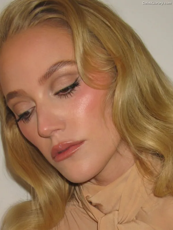 Maika Monroe photo 15 of 642