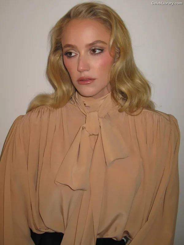 Maika Monroe photo 16 of 642