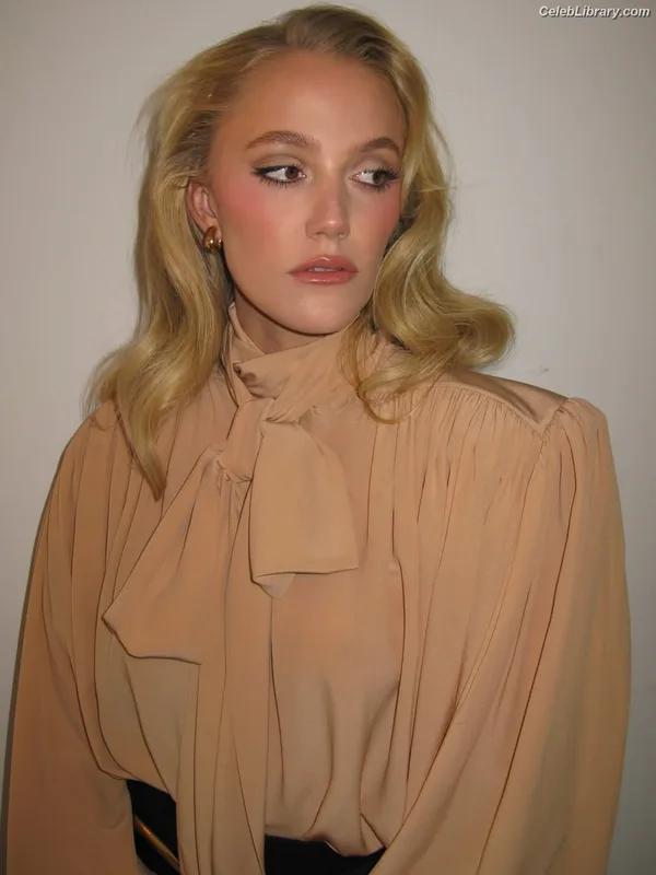 Maika Monroe photo 17 of 642