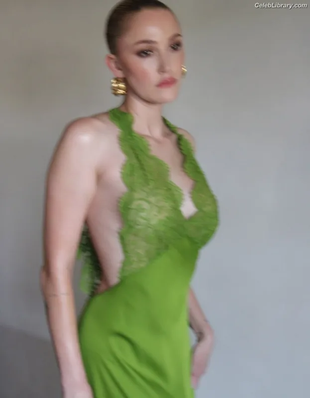 Maika Monroe photo 21 of 642