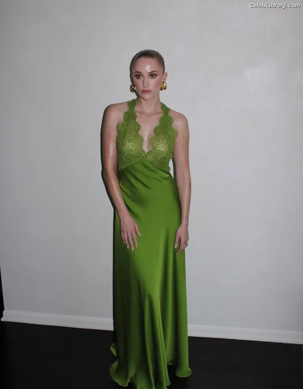 Maika Monroe photo 22 of 642