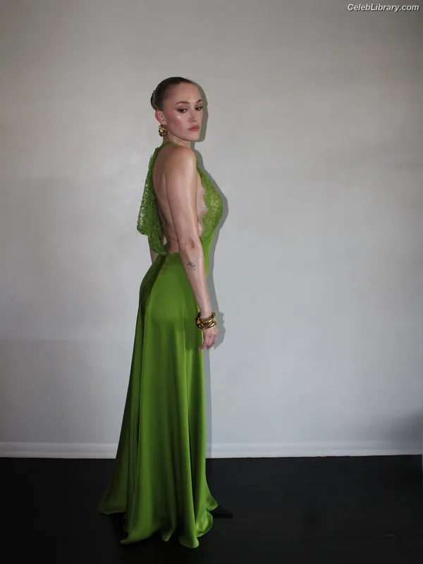 Maika Monroe photo 24 of 642