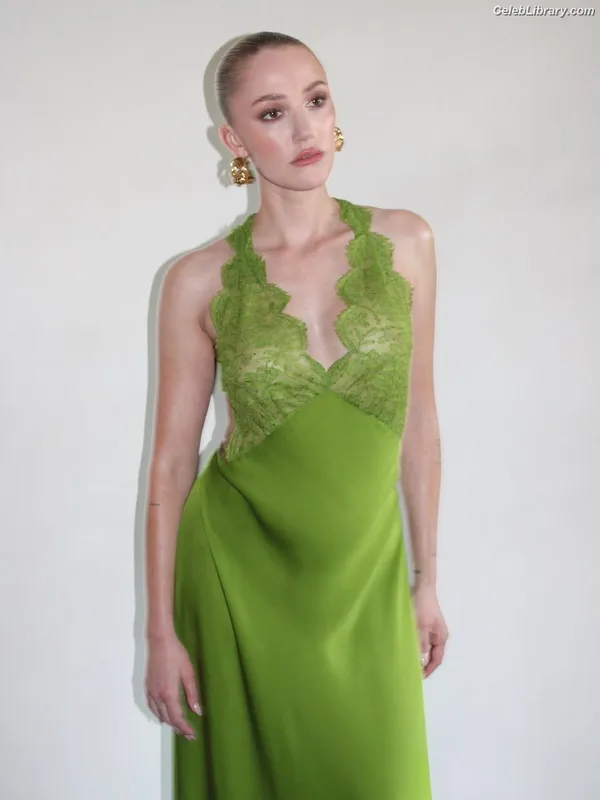 Maika Monroe photo 1 of 642
