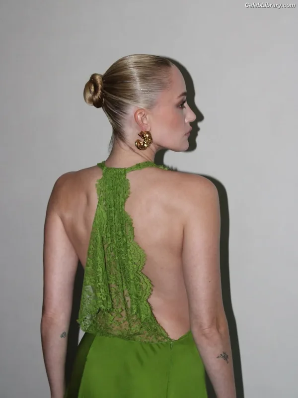 Maika Monroe photo 2 of 642