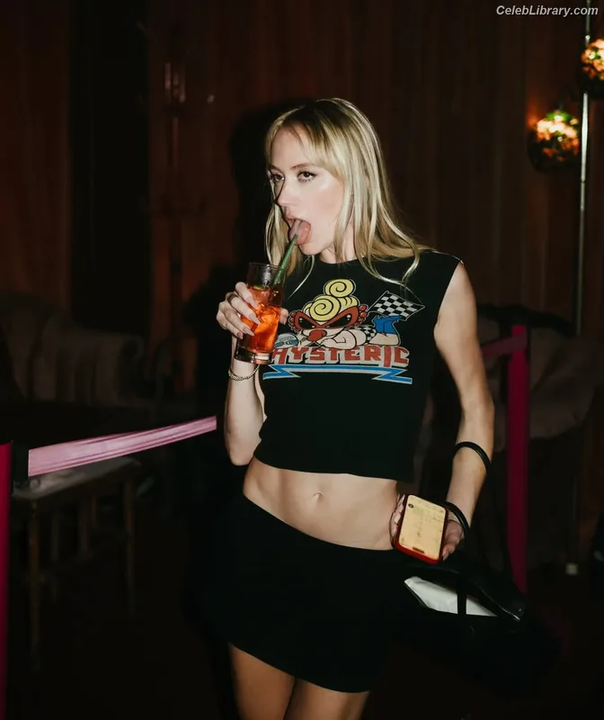 Maika Monroe photo 4 of 642