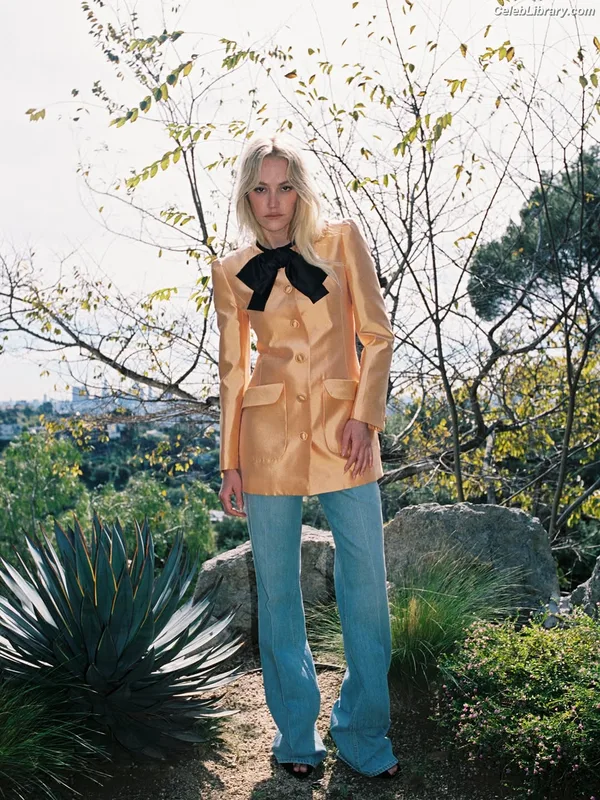 Maika Monroe photo 5 of 642