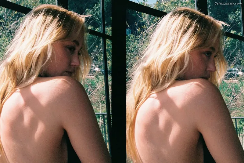 Maika Monroe photo 6 of 642