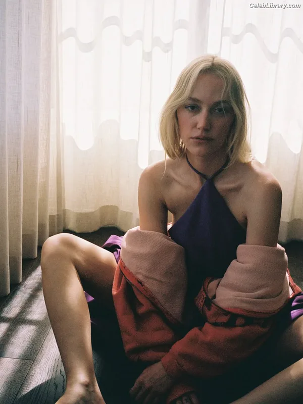 Maika Monroe photo 7 of 642