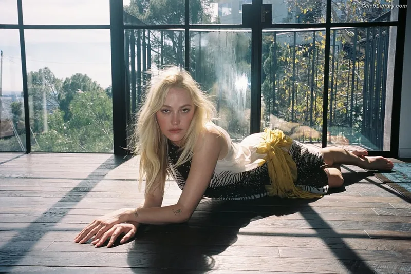 Maika Monroe photo 11 of 642