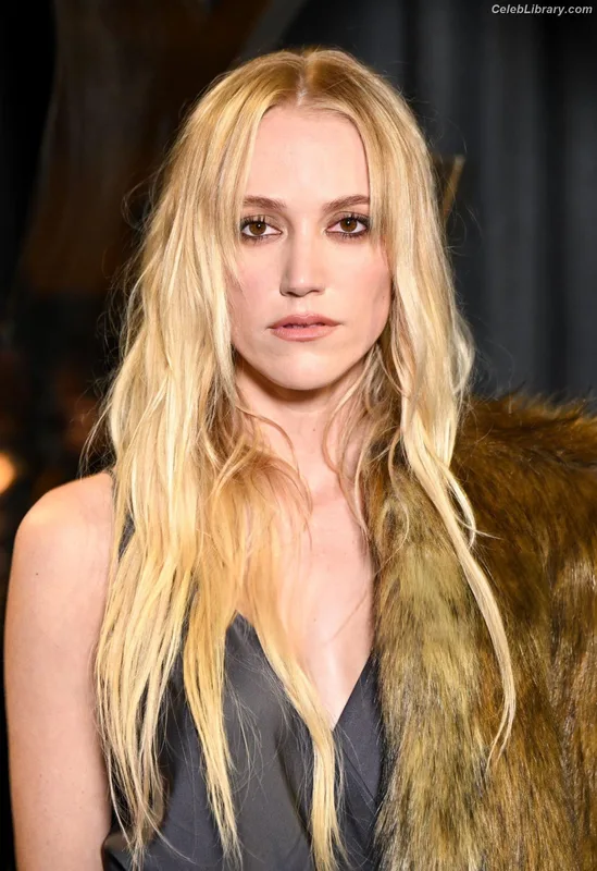 Maika Monroe photo 18 of 642