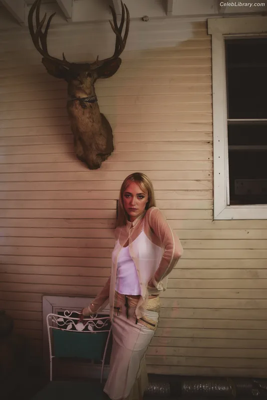 Maika Monroe photo 1 of 642