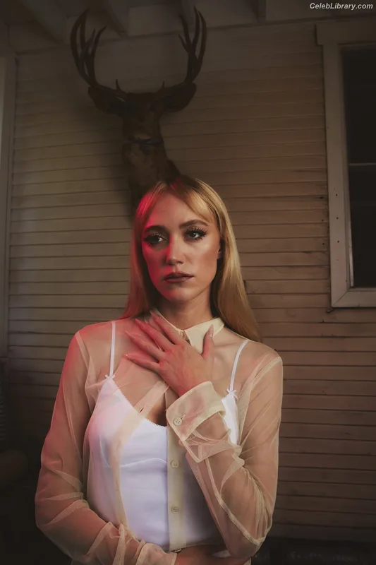 Maika Monroe photo 2 of 642