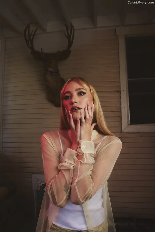 Maika Monroe photo 3 of 642