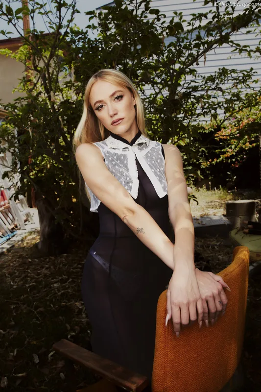 Maika Monroe photo 5 of 642