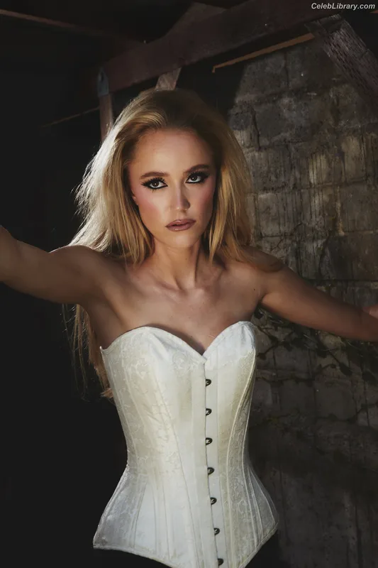 Maika Monroe photo 7 of 642