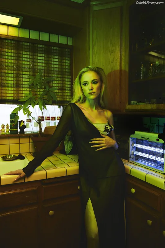 Maika Monroe photo 16 of 642