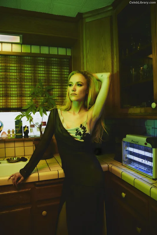 Maika Monroe photo 17 of 642