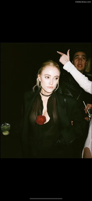 Maika Monroe photo 1 of 642