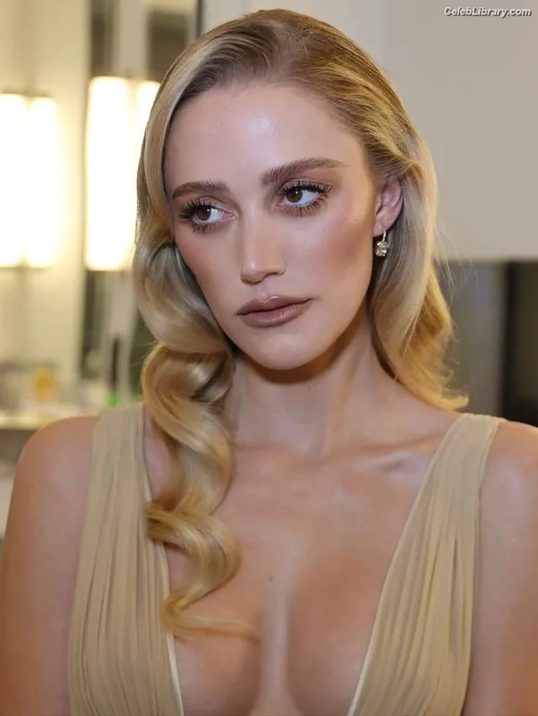 Maika Monroe photo 16 of 642
