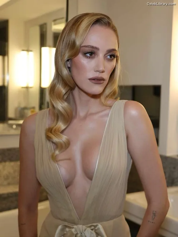 Maika Monroe photo 17 of 642