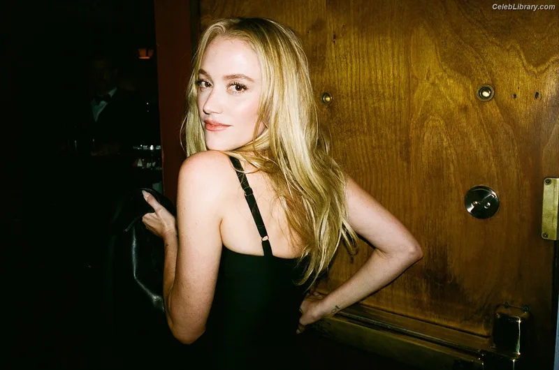 Maika Monroe photo 19 of 642