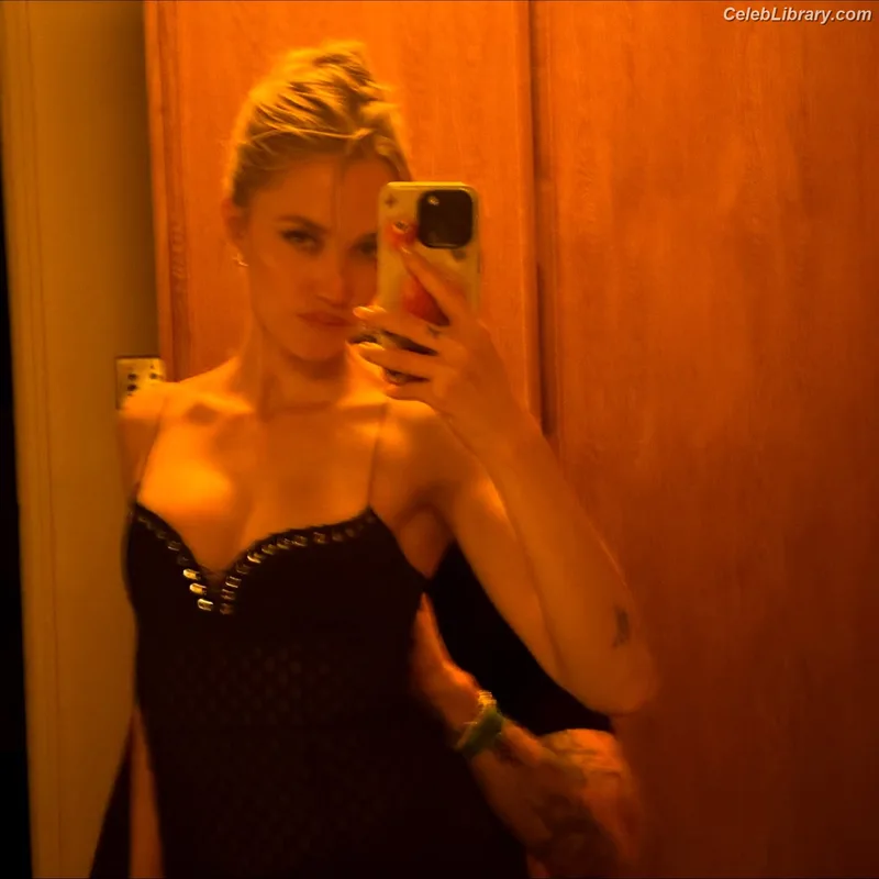 Maika Monroe photo 23 of 642