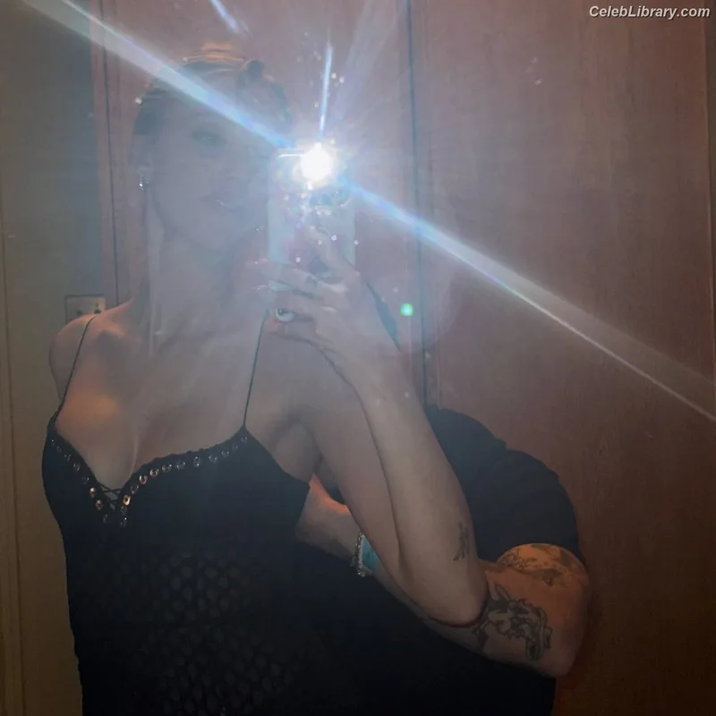 Maika Monroe photo 24 of 642