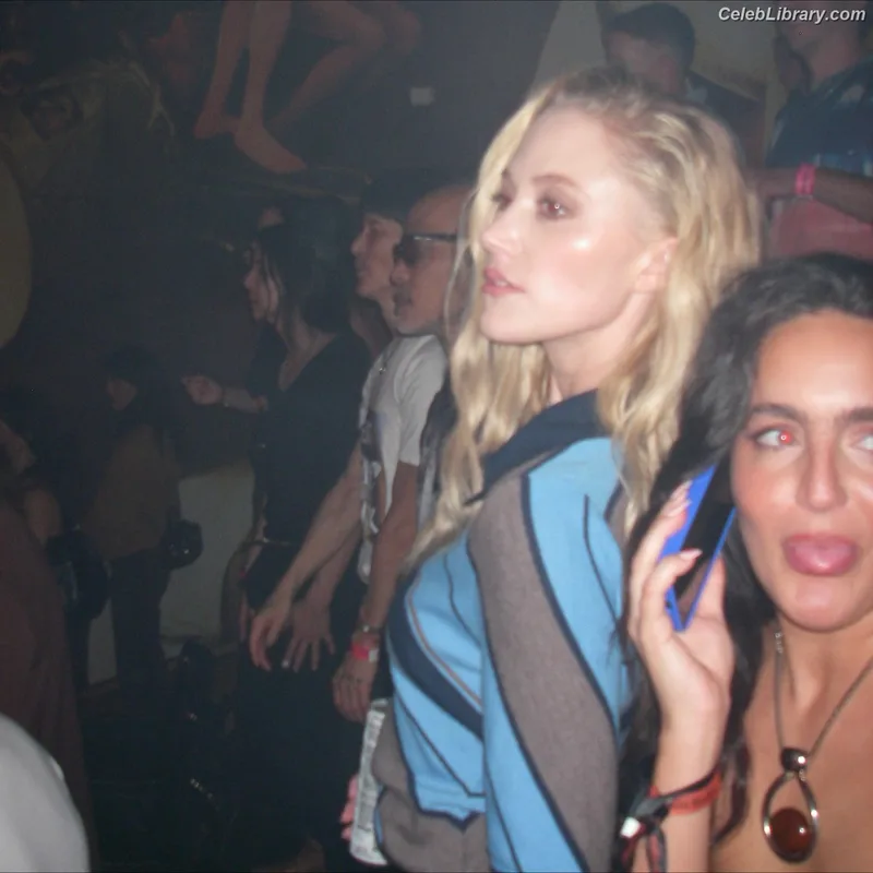 Maika Monroe photo 3 of 642