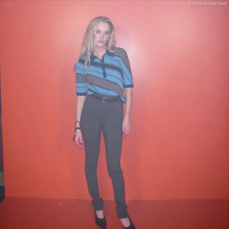 Maika Monroe photo 4 of 642