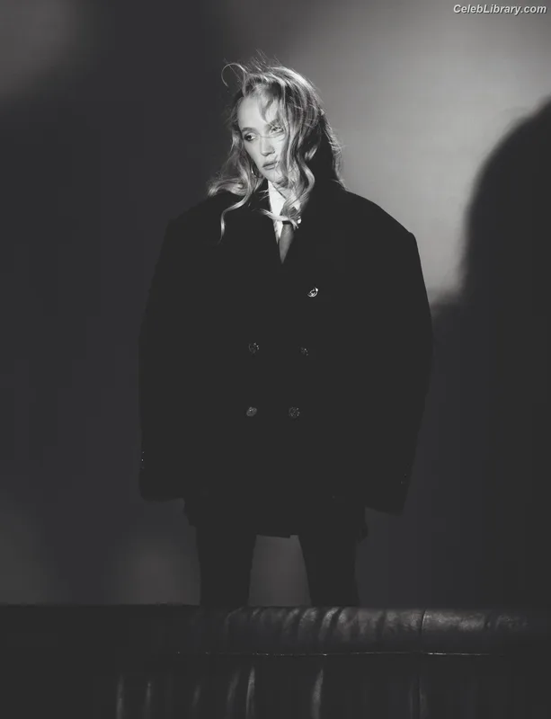 Maika Monroe photo 8 of 642
