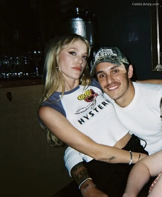 Maika Monroe photo 5 of 642