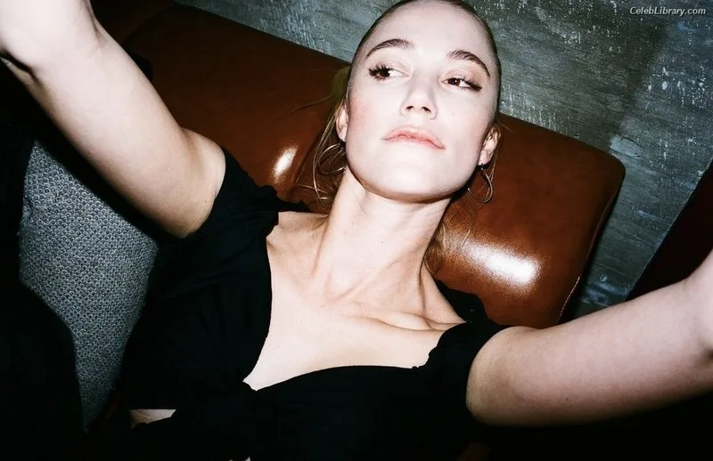 Maika Monroe photo 6 of 642