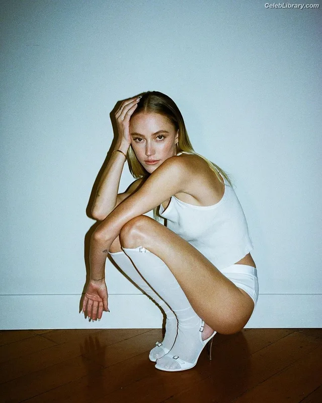 Maika Monroe photo 14 of 642