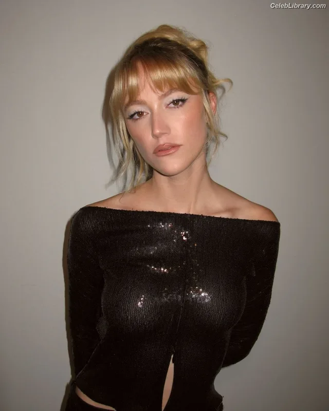 Maika Monroe photo 19 of 642