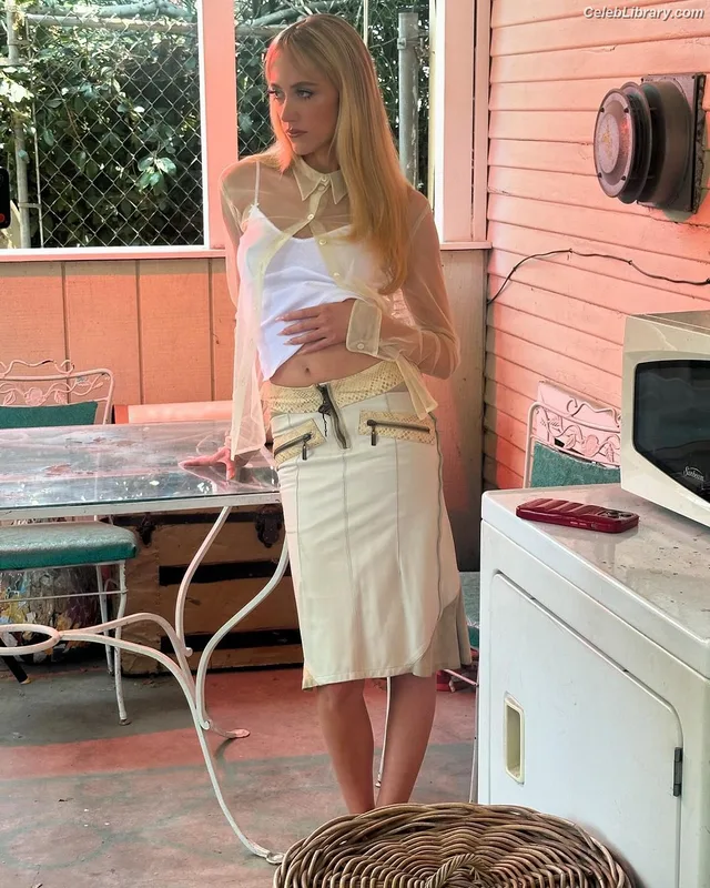 Maika Monroe photo 21 of 642